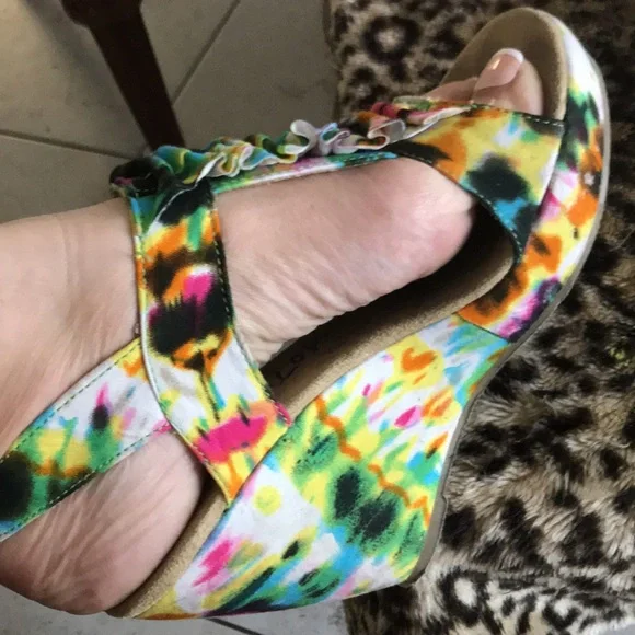Super Cute Tie-Dye Wedges - Picture 3 of 12